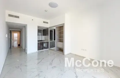 Apartment - 1 Bathroom for rent in Golden Dream Tower 1 - Jumeirah Village Circle - Dubai