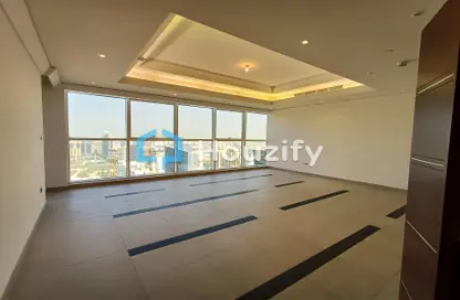 Apartment - 4 Bedrooms - 5 Bathrooms for rent in Wave tower - Corniche Road - Abu Dhabi