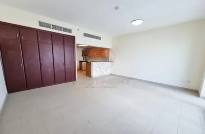 Apartment - 1 Bathroom for rent in Cricket Tower - Dubai Sports City - Dubai