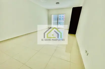 Apartment - 1 Bathroom for rent in Royal JVC Building - Jumeirah Village Circle - Dubai