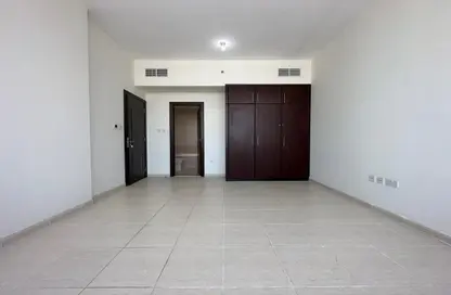 شقة - 2 غرف نوم - 3 حمامات للايجار في برج العين - شارع حمدان - أبوظبي