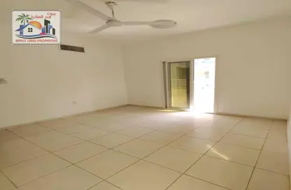 Apartment - 2 Bedrooms - 2 Bathrooms for rent in Al Qulaya'ah - Al Sharq - Sharjah