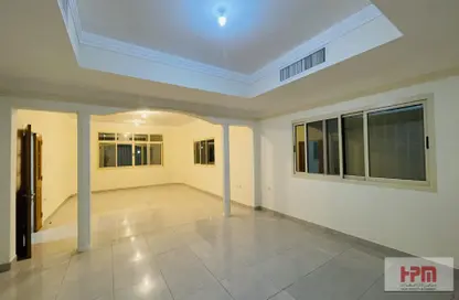 Villa - 6 Bedrooms for rent in Al Mushrif - Abu Dhabi