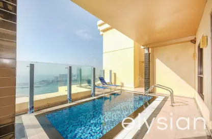 صورة لـ حوض سباحة شقة - 3 غرف نوم - 5 حمامات للايجار في اجنحة رودا امواج - أمواج - مساكن شاطئ الجميرا - دبي ، صورة رقم 1