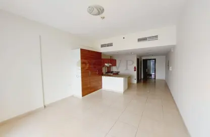 Apartment - 1 Bathroom for rent in Ajmal Sarah Tower - Dubai Residence Complex - Dubai