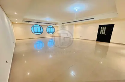 Apartment - 4 Bedrooms - 6 Bathrooms for rent in Al Mina Tower - Al Mina - Abu Dhabi