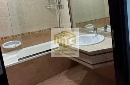 صورة لـ حمام شقة - 2 غرف نوم - 2 حمامات للبيع في برج الكورنيش - طريق كورنيش عجمان - عجمان ، صورة رقم 1