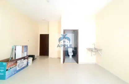 Apartment - 1 Bathroom for rent in Muwailih Building - Muwaileh - Sharjah