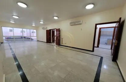 فيلا - 4 غرف نوم - 5 حمامات للايجار في شبانة عشارج - اشارج - العين