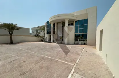 Villa - Studio - 6 Bathrooms for rent in Jumeira Beach Road - Jumeirah - Dubai