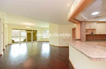 Apartment - 3 Bedrooms - 4 Bathrooms for rent in Al Hamri - Shoreline Apartments - Palm Jumeirah - Dubai