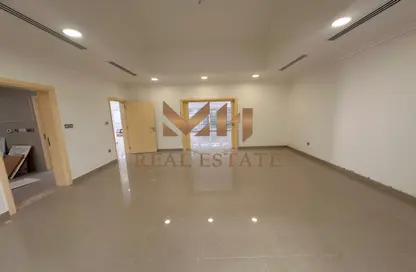 Villa - 4 Bedrooms - 5 Bathrooms for rent in Cornich Al Khalidiya - Al Khalidiya - Abu Dhabi