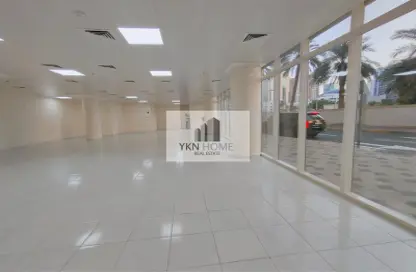 Shop - Studio - 1 Bathroom for rent in Noura Al Futtaim Building - Tourist Club Area - Abu Dhabi