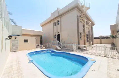 Villa - 4 Bedrooms - 5 Bathrooms for rent in Jumeirah 1 Villas - Jumeirah 1 - Jumeirah - Dubai