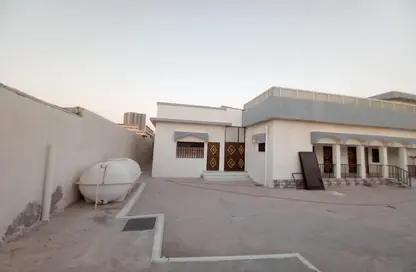 Villa - 4 Bedrooms - 5 Bathrooms for rent in Al Sabkha - Al Riqqa - Sharjah