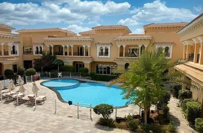 Villa - 4 Bedrooms - 5 Bathrooms for rent in Jumeirah 1 Villas - Jumeirah 1 - Jumeirah - Dubai