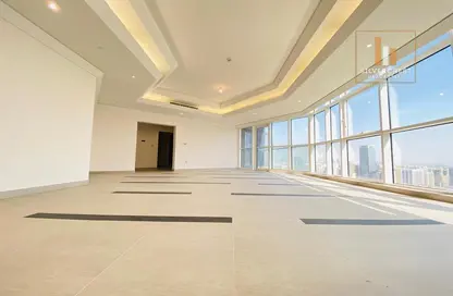 Apartment - 4 Bedrooms - 5 Bathrooms for rent in Wave tower - Corniche Road - Abu Dhabi