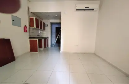 Apartment - 1 Bathroom for rent in Muwailih Building - Muwaileh - Sharjah