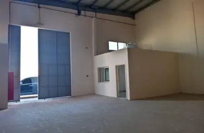 Warehouse - Studio - 2 Bathrooms for rent in Umm Al Thuoob - Umm Al Quwain