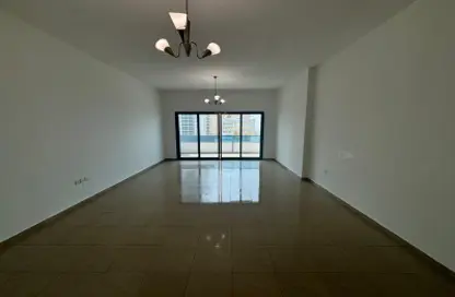 Apartment - 3 Bedrooms - 4 Bathrooms for rent in Corniche Tower - Ajman Corniche Road - Ajman