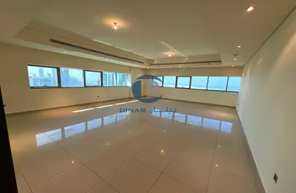 Apartment - 3 Bedrooms - 4 Bathrooms for rent in Silver Wave Tower - Al Mina - Abu Dhabi