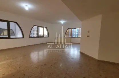 Apartment - 4 Bedrooms - 5 Bathrooms for rent in Tourist Club Area - Abu Dhabi