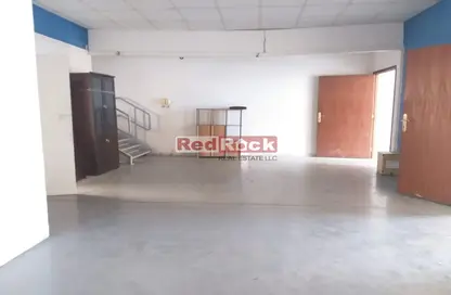 Warehouse - Studio - 1 Bathroom for rent in Umm Ramool - Dubai