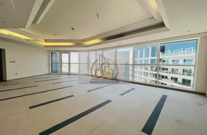 Apartment - 4 Bedrooms - 5 Bathrooms for rent in Wave tower - Corniche Road - Abu Dhabi