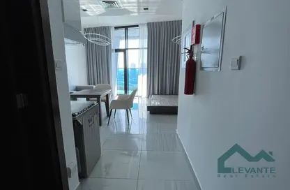 شقة - 1 حمام للايجار في برج او2 - قرية الجميرا سركل - دبي