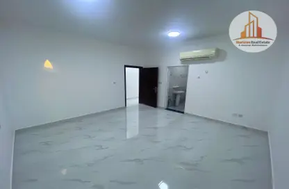 نصف طابق - 4 غرف نوم - 3 حمامات للايجار في بني ياس - أبوظبي
