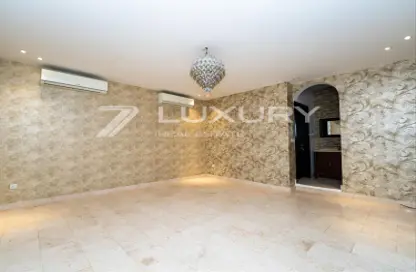 Villa - 5 Bedrooms - 6 Bathrooms for rent in The Centro - The Villa - Dubai