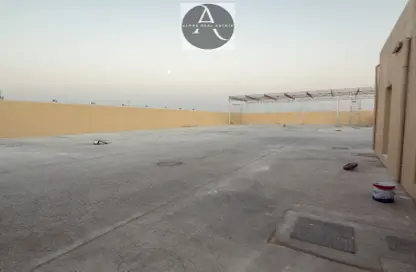 Warehouse - Studio - 1 Bathroom for rent in Al Sajaa - Sharjah