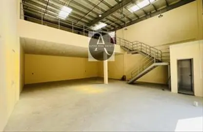 Warehouse - Studio - 1 Bathroom for rent in Al Sajaa - Sharjah