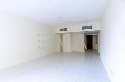 Apartment - 3 Bedrooms - 3 Bathrooms for rent in Clock Plaza Building - Al Muraqqabat - Deira - Dubai