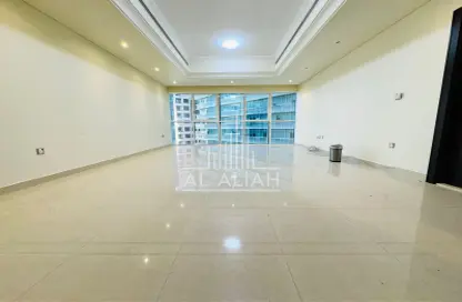 Apartment - 3 Bedrooms - 4 Bathrooms for rent in Al Ahlia tower - Al Khalidiya - Abu Dhabi