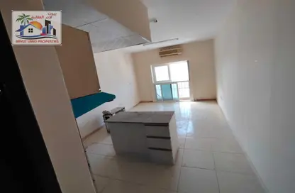 Apartment - 1 Bathroom for rent in Al Qulaya'ah - Al Sharq - Sharjah