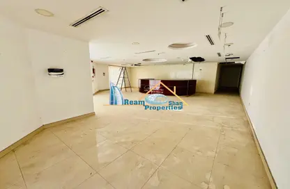 Shop - Studio - 2 Bathrooms for rent in Oud Metha - Bur Dubai - Dubai