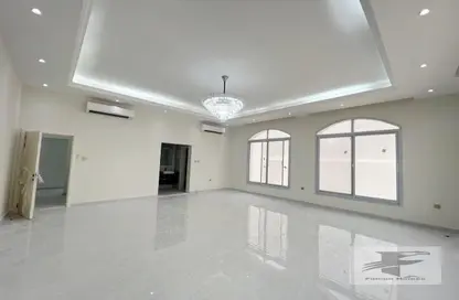 Villa - 4 Bedrooms - 5 Bathrooms for rent in Al Aweer 1 - Al Aweer - Dubai