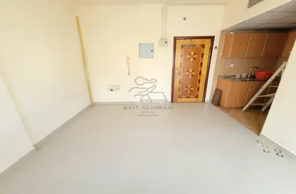 Apartment - 1 Bathroom for rent in Bu Tina - Al Sharq - Sharjah