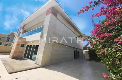 Villa - 5 Bedrooms - 6 Bathrooms for rent in Jumeirah 1 Villas - Jumeirah 1 - Jumeirah - Dubai