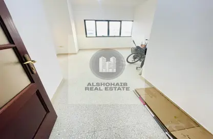 شقة - 3 غرف نوم - 2 حمامات للايجار في شارع المطار - أبوظبي