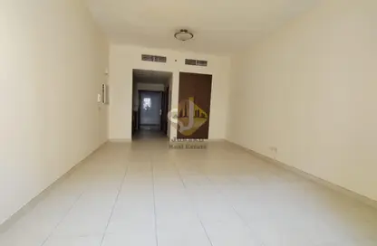 Empty Room image for: Apartment - 1 Bathroom for rent in Union Square Building - Al Riqqa - Deira - Dubai, Image 1