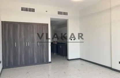 Apartment - 1 Bathroom for rent in Rukan Tower - Dubai Land - Dubai