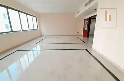 Apartment - 4 Bedrooms - 5 Bathrooms for rent in Emerald Tower - Khalifa Street - Abu Dhabi