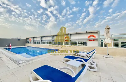 صورة لـ حوض سباحة شقة - 1 حمام للايجار في روضة - شارع المطار - أبوظبي ، صورة رقم 1