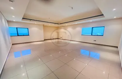 Apartment - 3 Bedrooms - 5 Bathrooms for rent in Al Mina Tower - Al Mina - Abu Dhabi