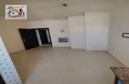 Apartment - 1 Bathroom for rent in Al Qulaya'ah - Al Sharq - Sharjah