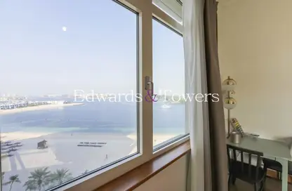 Apartment - 3 Bedrooms - 3 Bathrooms for rent in Jash Falqa - Shoreline Apartments - Palm Jumeirah - Dubai