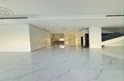 Villa - 5 Bedrooms for rent in Jumeirah Garden City - Al Satwa - Dubai