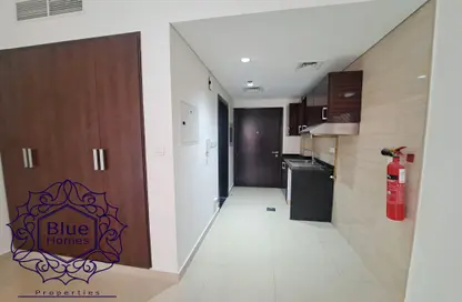 Apartment - 1 Bathroom for rent in Royal JVC Building - Jumeirah Village Circle - Dubai